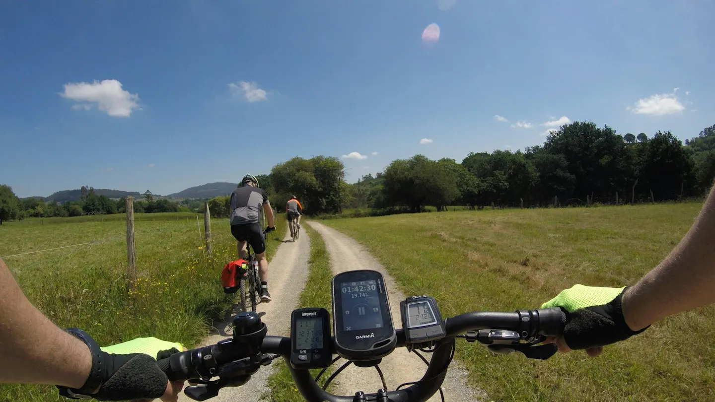Compteurs GPS sur le cintre d'un vélo gravel, sur un chemin blanc