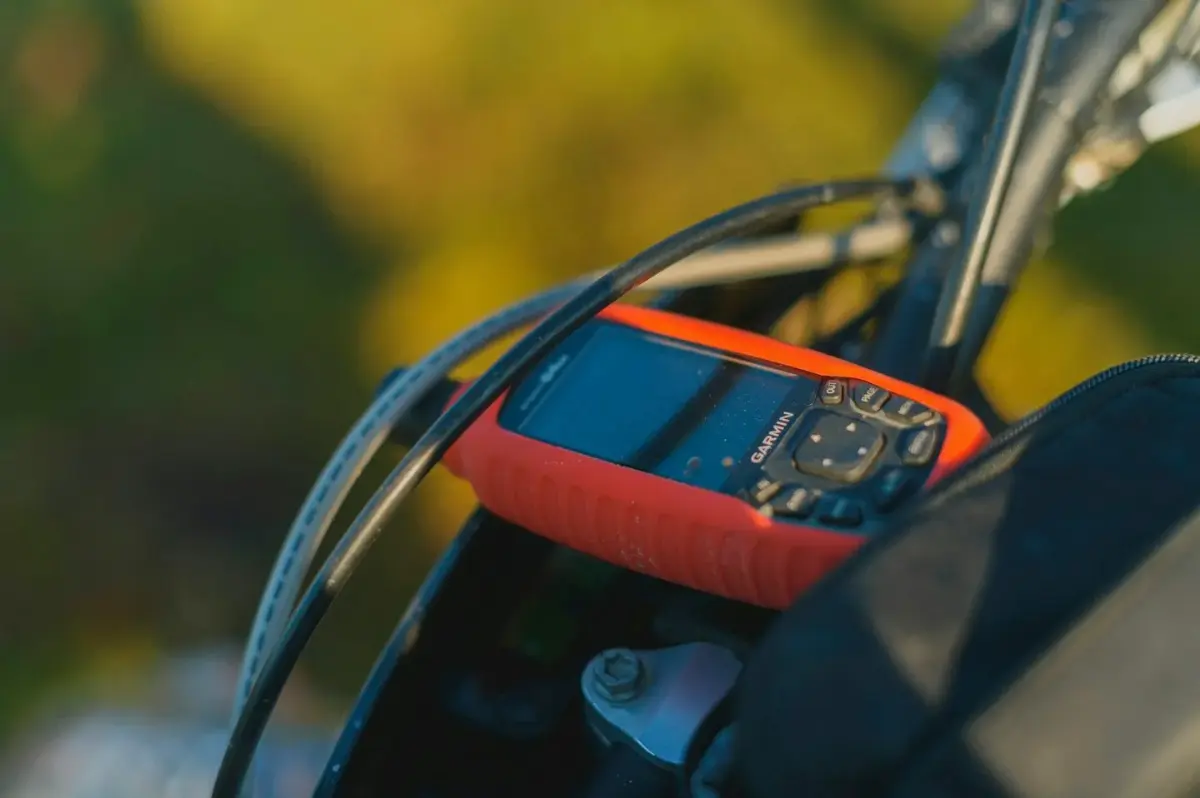 Compteur GPS fixé sur un cintre au coucher du soleil